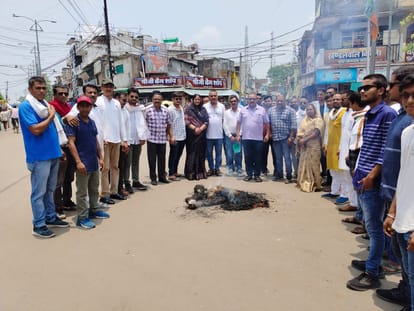 Direct urination scandal: Demonstration of Youth Congress in Sagar district, effigy burning and sloganeering