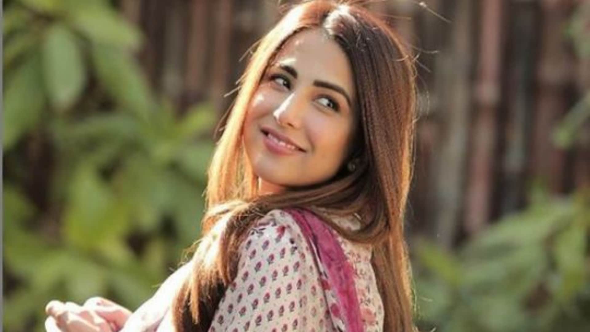 Pakistani actress ushna shah share photo with anurag kashyap reveals she met her husband because of him