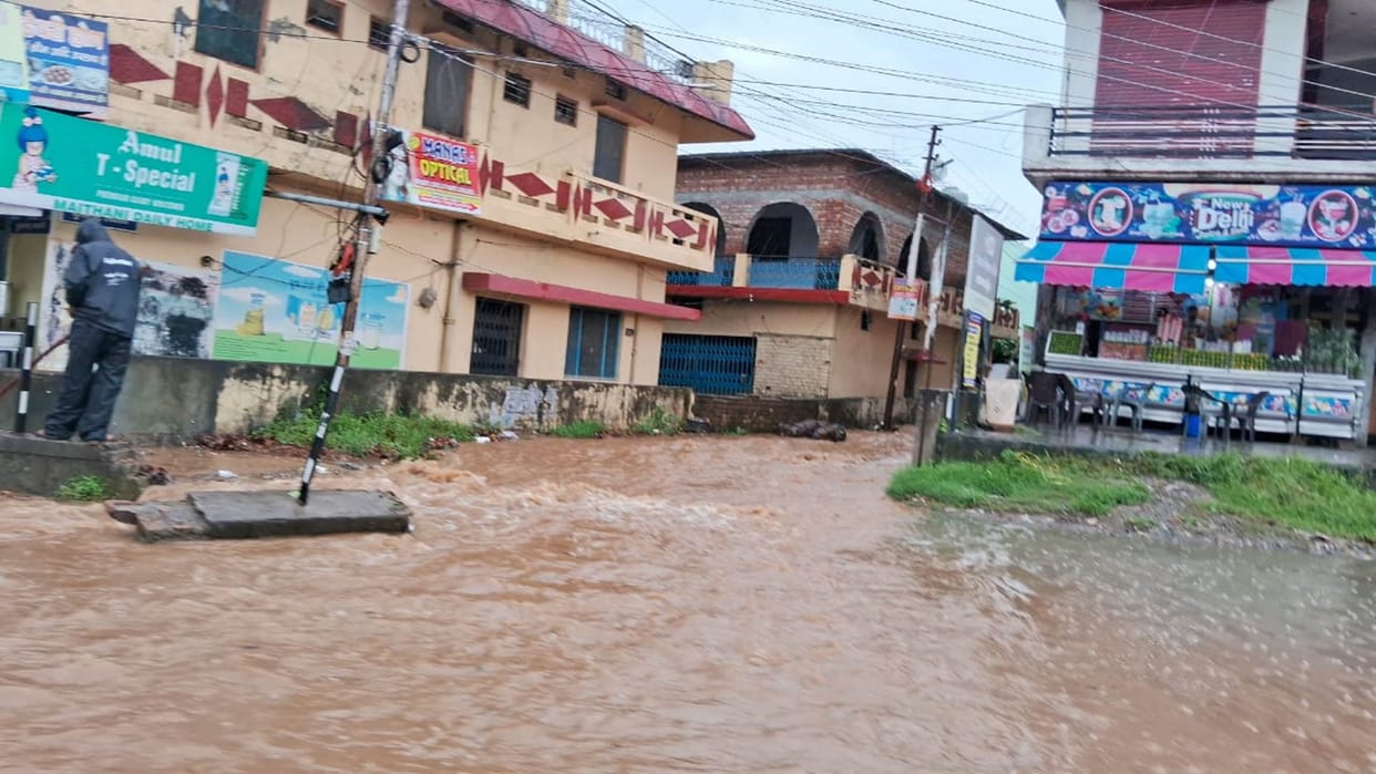 Dehradun Weather drainage system Bad condition opened in rain cars were seen floating on the roads