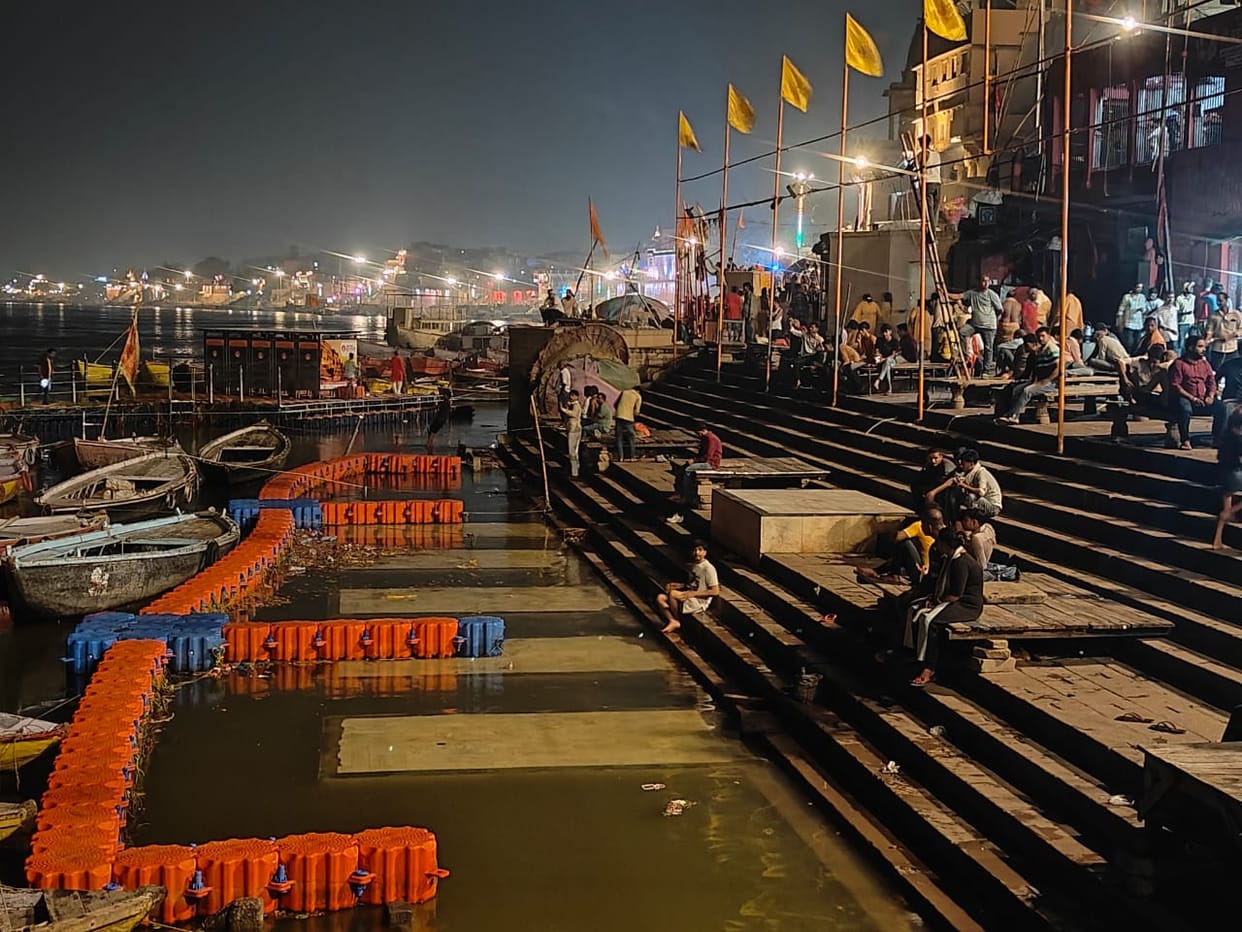 Ganga Water Level increasing rapidly in Varanasi water reached  Aarti site of Sheetla Ghat