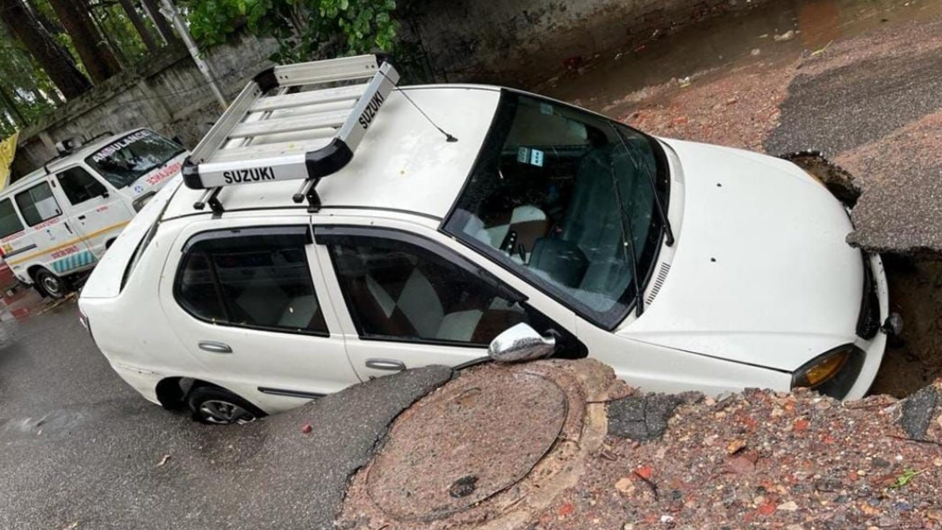 A road got sinked in vajeerganj in Lucknow.