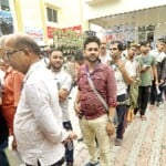 जम्मू में पंजीकरण करवाते यात्री