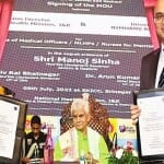 श्रीनगर में आयोजित कार्यक्रम के दौरान एलजी मनोज सिन्हा और अन्य