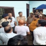 लोगों से मामले की जानकारी करती पुलिस