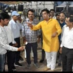 रेलवे स्टेशन का निरीक्षण करते सांसद रवि किशन।