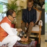 दशमत रावत के पैर धोकर सम्मान करते सीएम।