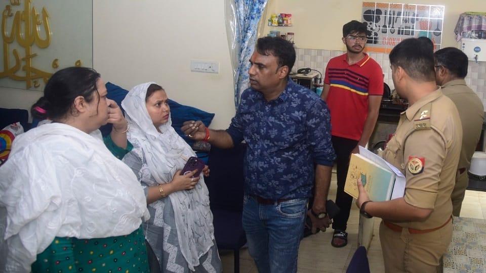 Lucknow: Three miscreants robbed home after killing elderly woman