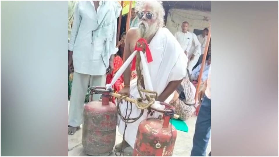 Rajasthan News 65-Year-Old Baba Janakidas Baba Health Secrets Lift Cylinder From His Long Beard