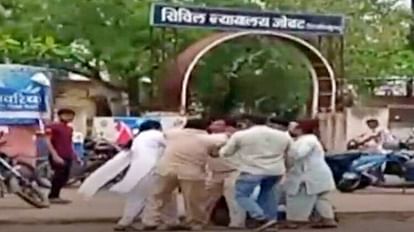 MP News: अलीराजपुर तहसील कार्यालय में ही आपस में भिड़े कांग्रेस नेता, सीधी पेशाब कांड में देने गए थे ज्ञापन Congress leaders clashed with each other in Alirajpur Tehsil office