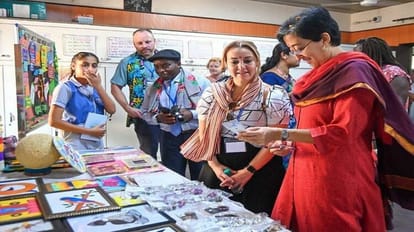 Delhi: अमेरिकी टीचर्स ने देखा केजरीवाल सरकार का शिक्षा मॉडल, हैप्पीनेस और ईएमसी क्लास में लिया हिस्सा Delhi American teachers saw Kejriwal government education model happiness and took part in EMC class