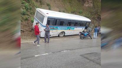 Champawat News: 28 सवारियों को लेकर जा रही बस के ब्रेक हुए फेल, चालक की सूझबूझ से टला बड़ा हादसा Champawat Bus Accident accident due to brake failure of the bus Injured Uttarakhand news in hindi