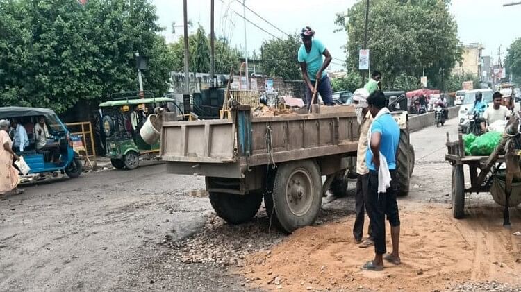 अमर उजाला डिजिटल इम्पैक्ट: अलीगढ़ कमिश्नर ने लिया वीडियो का त्वरित संज्ञान, जलभराव-गड्ढा मुक्त कर दिया चौराहा