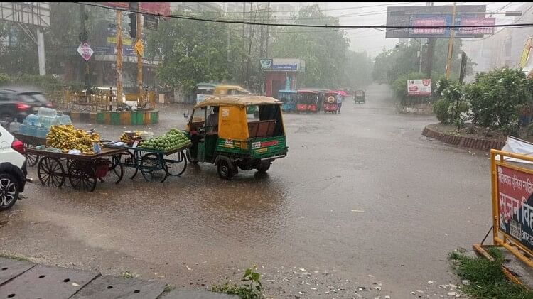 Delhi NCR Weather Live: मानसून की दमदार एंट्री, दिल्ली एनसीआर में झमाझम बारिश, सड़कें बनी तालाब; ट्रैफिक जाम