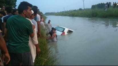 One youth died after car fell into the canal, another missing