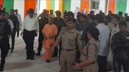 Gorakhpur News: सीएम योगी आदित्यनाथ ने वंदे भारत ट्रेन का किया निरीक्षण, कल PM मोदी दिखाएंगे हरी झंडी CM Yogi Adityanath inspected Vande Bharat train in Gorakhpur railway station