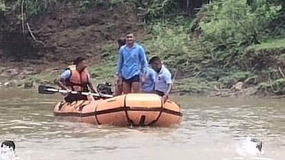 Sagar: मवेशी चराने के दौरान पैर से फिसलने से युवक गिरा नदी में, एसडीआरएफ ने मशक्कत के बाद खोजा शव Sagar: A young man fell into the river after slipping while grazing cattle, died due to drowning