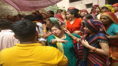 Hathras News: जैसे ही पहुंचा गो सेवक का शव, नहीं रोक सका कोई आंखों से आंसू As soon as the dead body of Gosevak reached