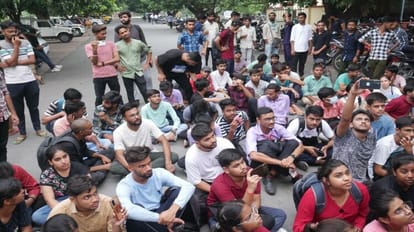 B Voc Students sitting on Protest in BHU said pay highest fees but do not get facilities