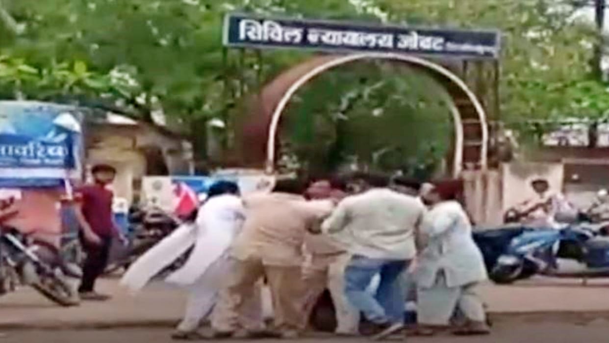 Congress leaders clashed with each other in Alirajpur Tehsil office