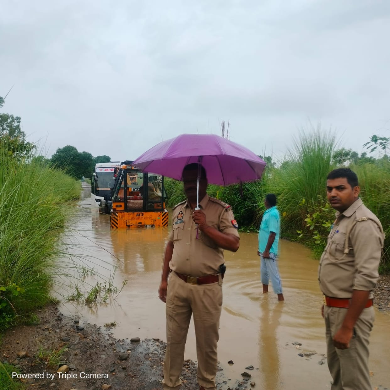 Bijnor: Roadways bus with 12 passengers passing canal road got stuck in water, pulled out by crane