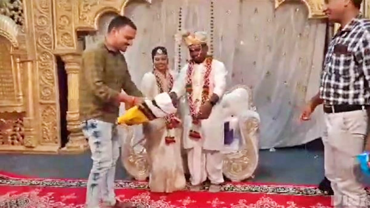 Friends gifted a broom to the groom at the Burhanpur wedding ceremony.