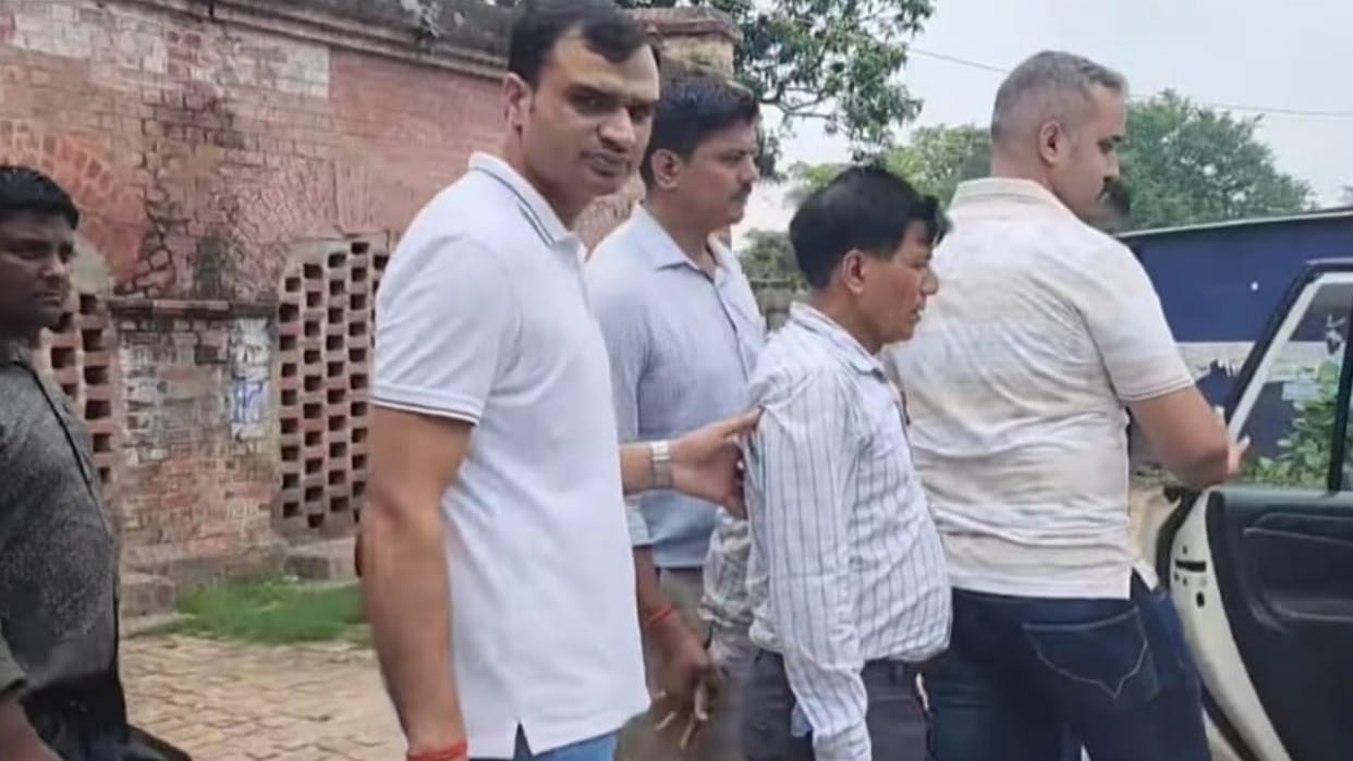 CBI raid in Gonda: Postmaster caught with bribe of Rs 12500, Virendra Gupta had complained