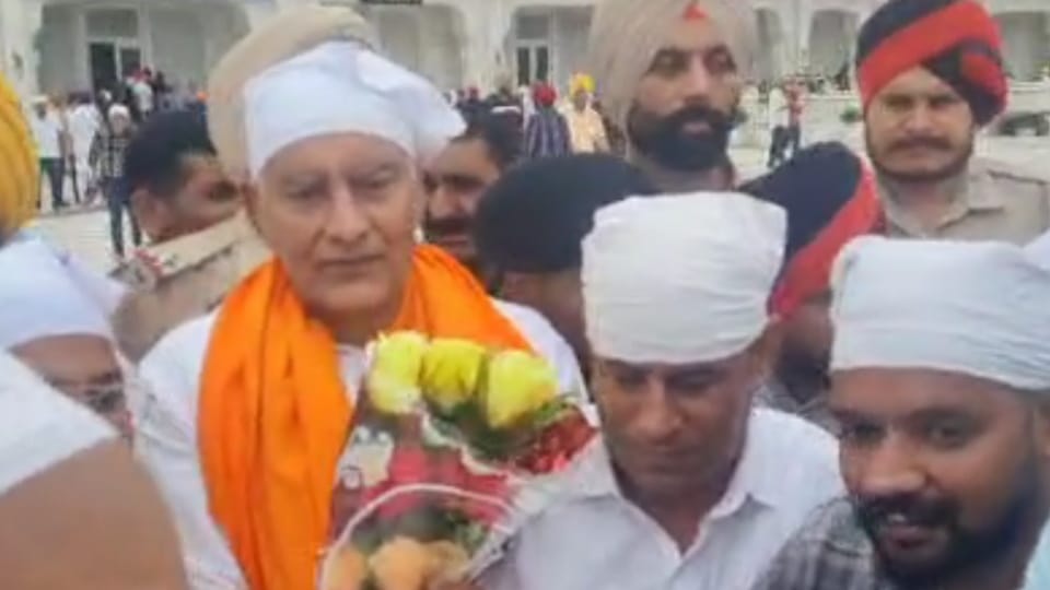 Punjab BJP President Sunil Jakhar reached amritsar paid obeisance to sri harmandir sahib