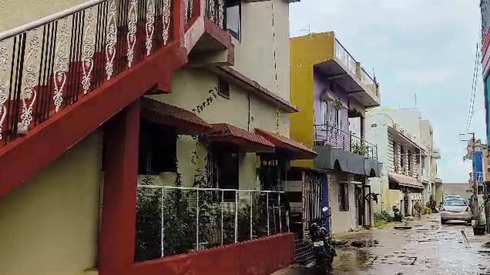 जगदलपुर में दरभा बीईओ का आवास, जहां पर एसीबी की कार्रवाई चल रही है।