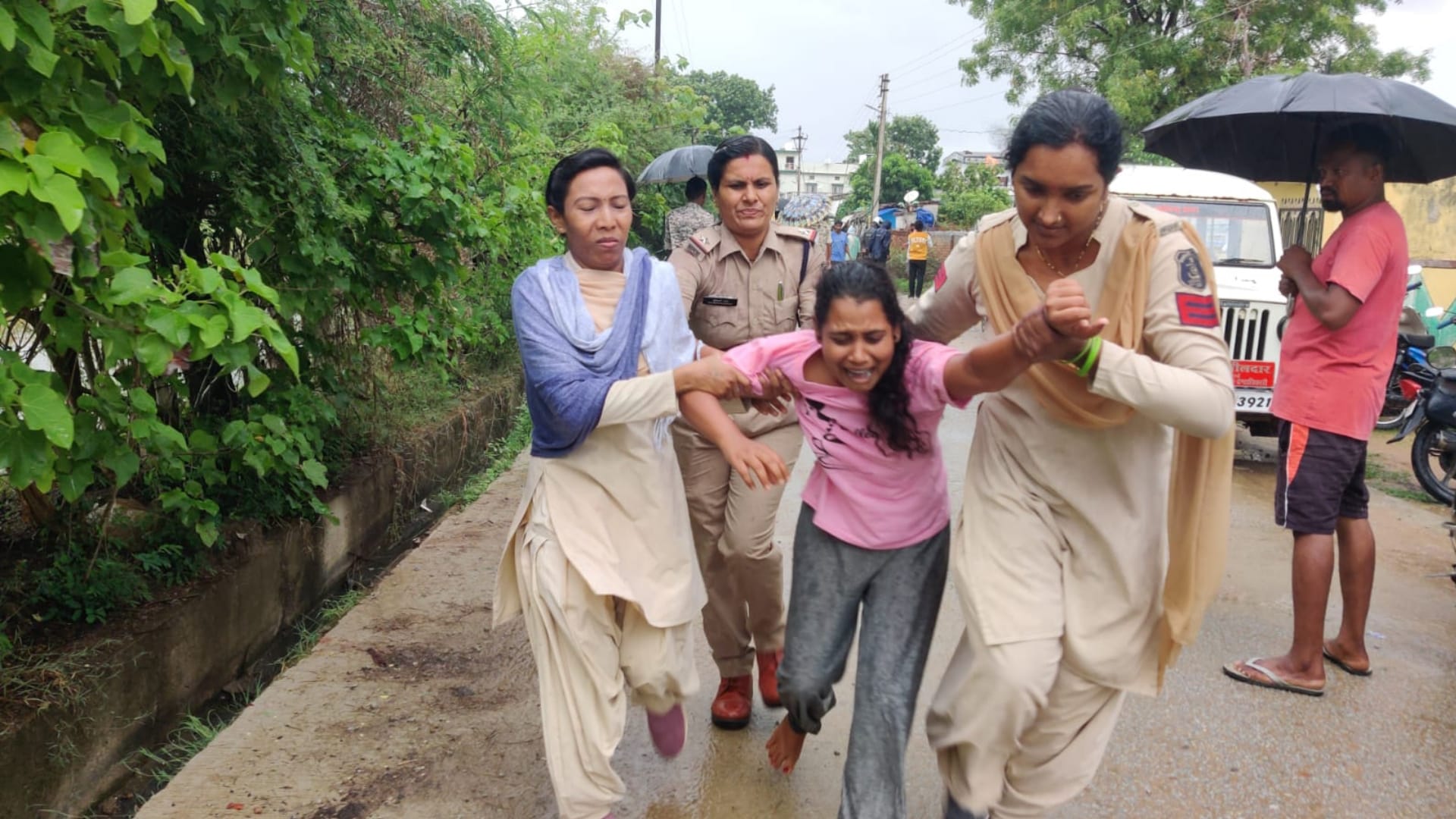 विरोध कर रहीं परिवार की लड़कियों को पुलिस पकड़कर थाने ले गई।