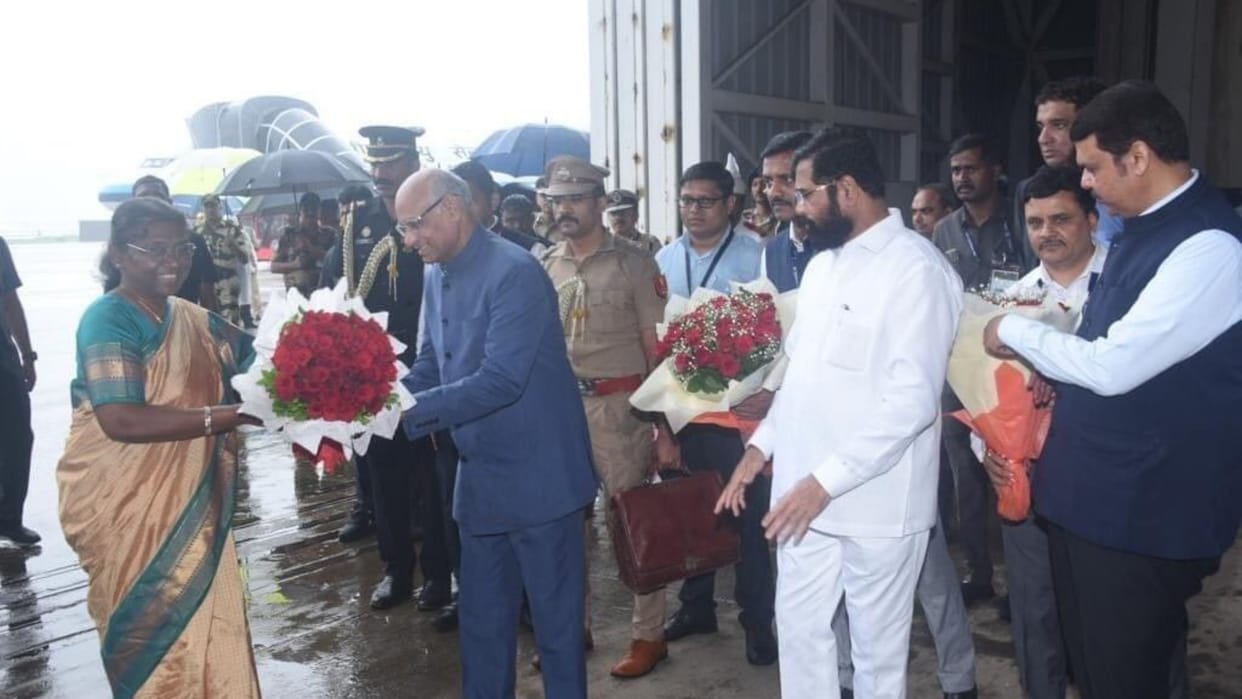 Maharashtra: President Murmu reached Mumbai, Governor, CM and Deputy CM were present at the airport to welcome