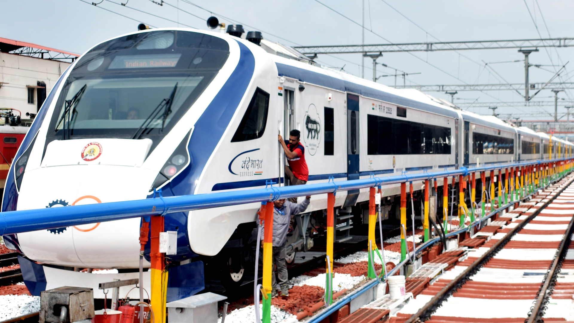 PM Modi flags off Vande Bharat Express running from Gorakhpur to Ayodhya via Lucknow