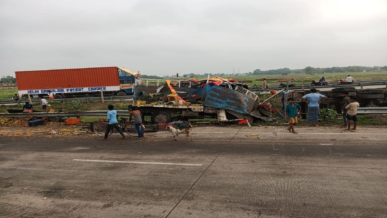 Kinnar dressed youth killed in collision between truck and pickup, accident happened on Handia-Kokraj highway