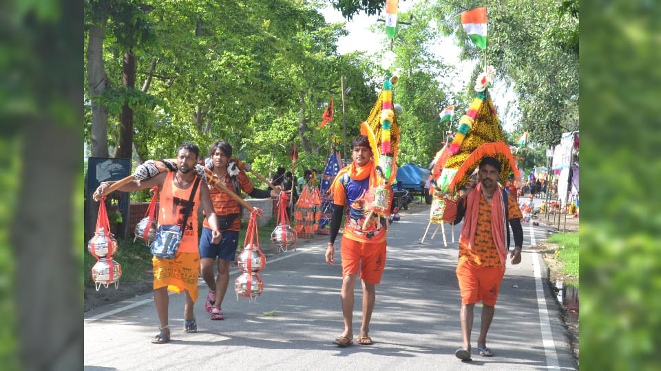 Kanwar Yatra 2023 More Than 20 lakh kanwariya Took gangajal from Haridwar in three days Photos
