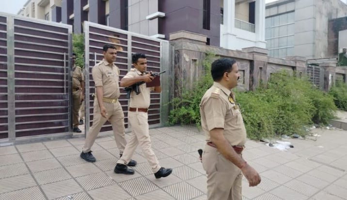 Case of breakage of locks in Anupam Dubeys Kurk Hotel, Lekhpal filed a report on three including the watchman