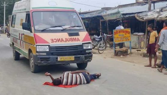 High voltage drama of a drunk youth in kannauj, Ambulance stopped lying on the middle of the road