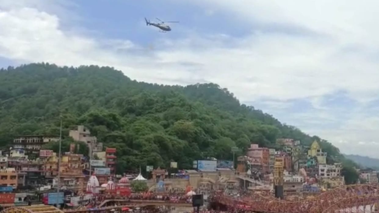 Kanwar Yatra 2023 Flowers showered on Kanwariyas from helicopter Haridwar uttarakhand news