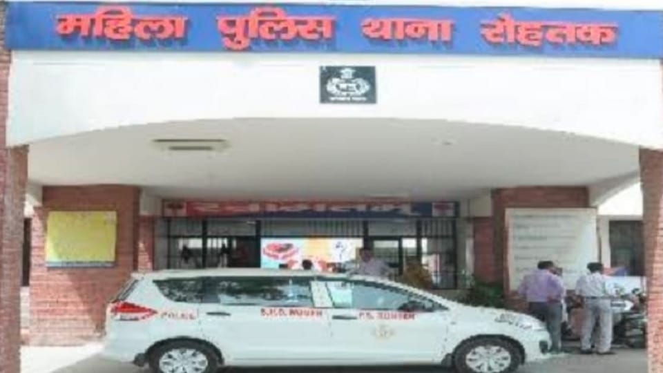 Scuffle with police went to catch accused of making fake ID of friend in Rohtak, tore uniform female constable