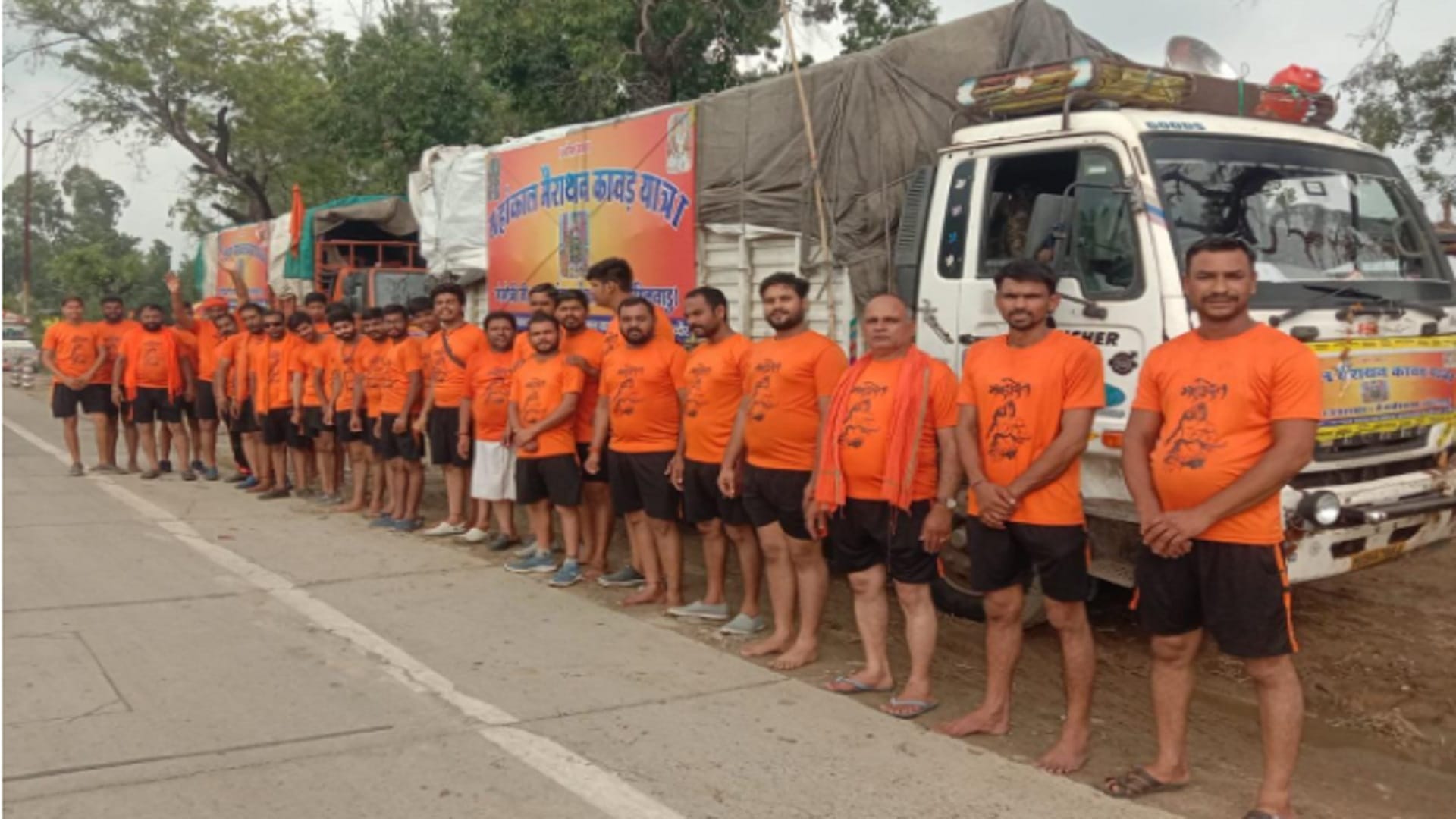 UP: 109 youths of Madhya Pradesh is going on Kanwar Yatra from Gangotri to Rameswaram for happiness of farmers