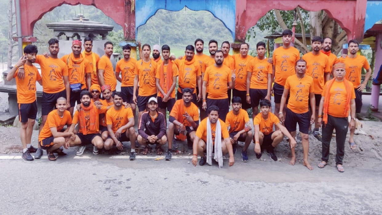 UP: 109 youths of Madhya Pradesh is going on Kanwar Yatra from Gangotri to Rameswaram for happiness of farmers