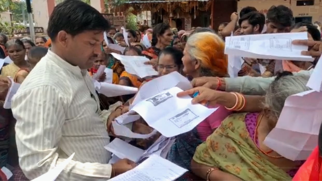 Guna: Angry women besieged the municipality office for not getting PM housing, protested and demanded housing