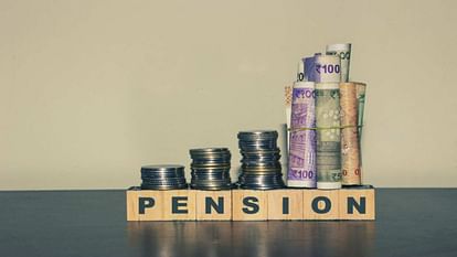 यूपी: पहली बार बुजुर्गों को आधार से किया पेंशन भुगतान, प्रक्रिया में गड़बड़ी की आशंका न के बराबर Pension payment through Aadhar card first time in Uttar Pradesh.