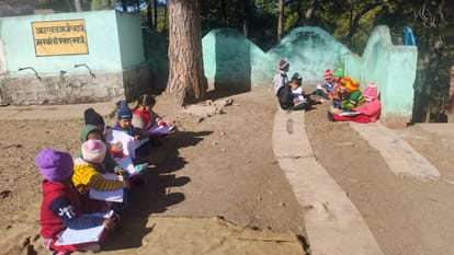 Himachal sirmour news: three classes running in one room in Sarahan school Sirmour
