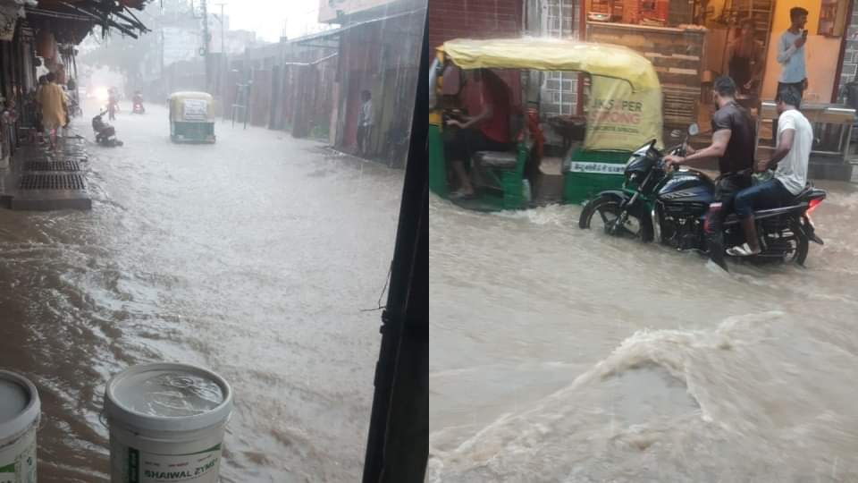 Waterlogging on the roads due to heavy rains in Bareilly