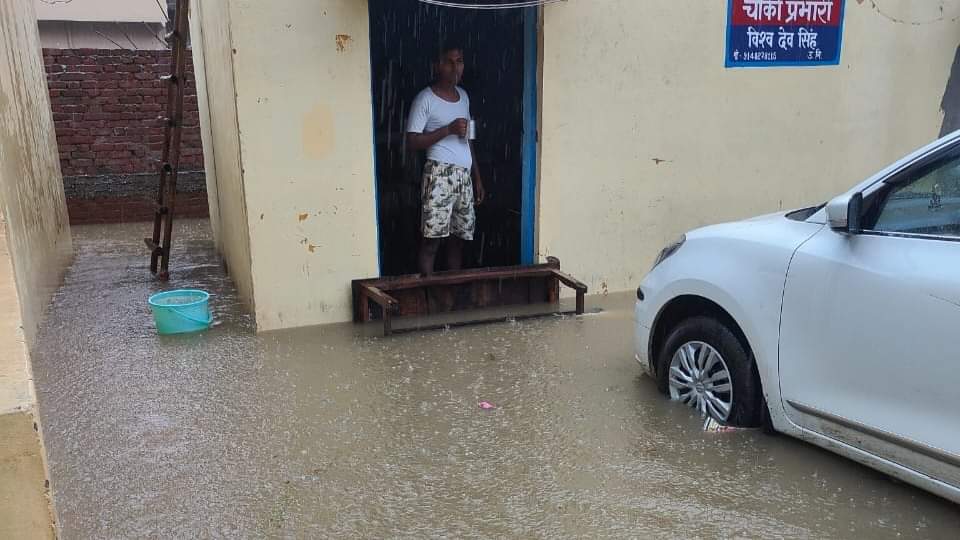 Waterlogging on the roads due to heavy rains in Bareilly