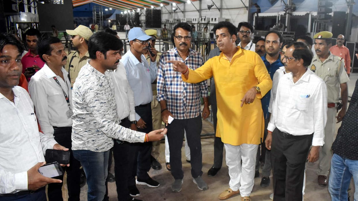 MP Ravi Kishan inspected railway platform Gorakhpur