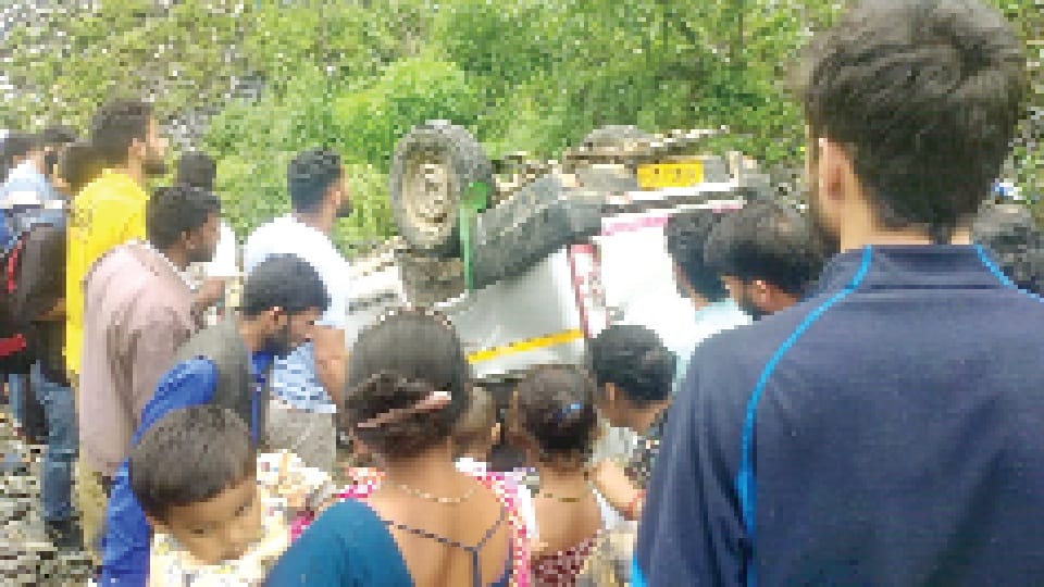 Jammu and Kashmir: Two road accidents in Ramban and Rajori, five people including three women killed