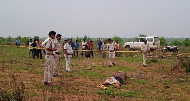 Dead body of a youth found in the forest of Damoh district, killed by hitting an ax