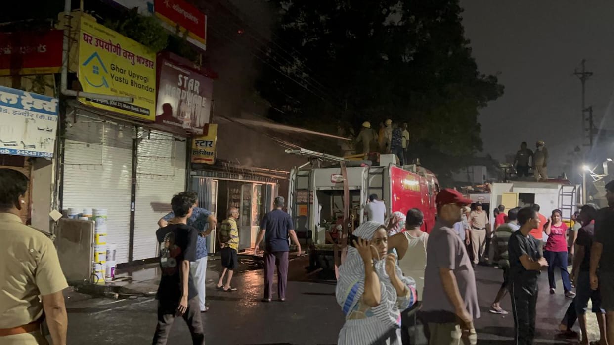 Three shops of Siyaganj burnt to ashes, controlling the fire in three hours and preventing it from spreading