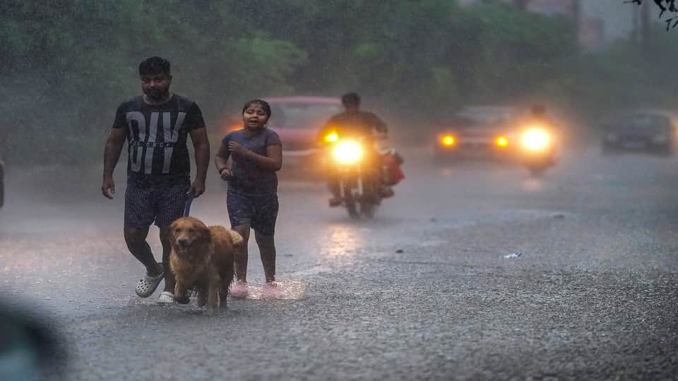 Waterlogging on roads due to heavy rains in Delhi-NCR