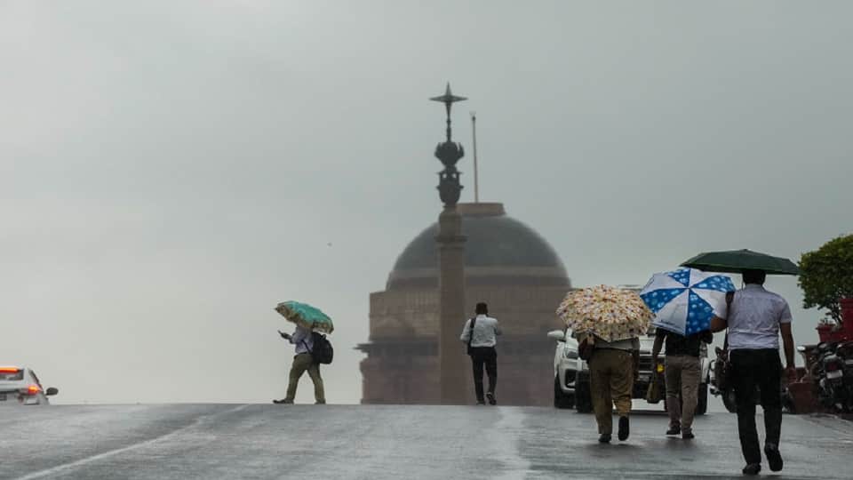 Waterlogging on roads due to heavy rains in Delhi-NCR